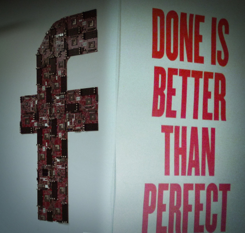 Done is better than perfect, plakát v kanceláři Facebooku